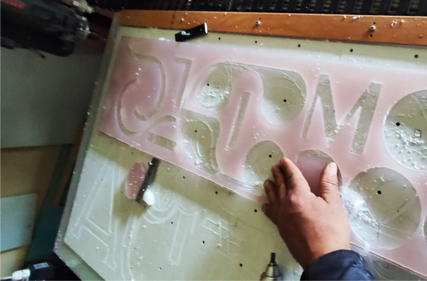 Interno di un atelier artigianale con banco da lavoro e attrezzi