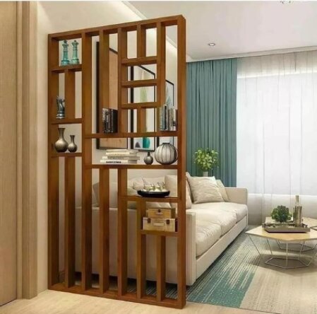 Mini libreria artigianale a parete con alcuni libri e un piccolo oggetto decorativo