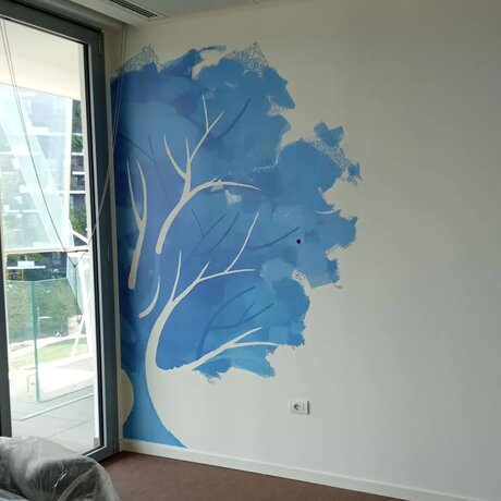 Parete grafica e piccoli espositori in un negozio