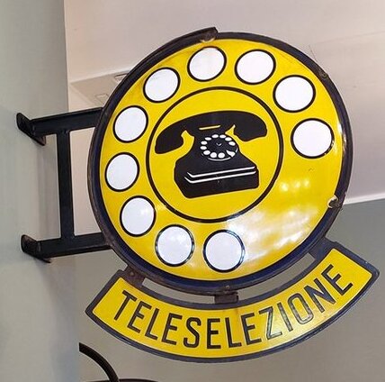 Logo tridimensionale in legno montato su parete chiara