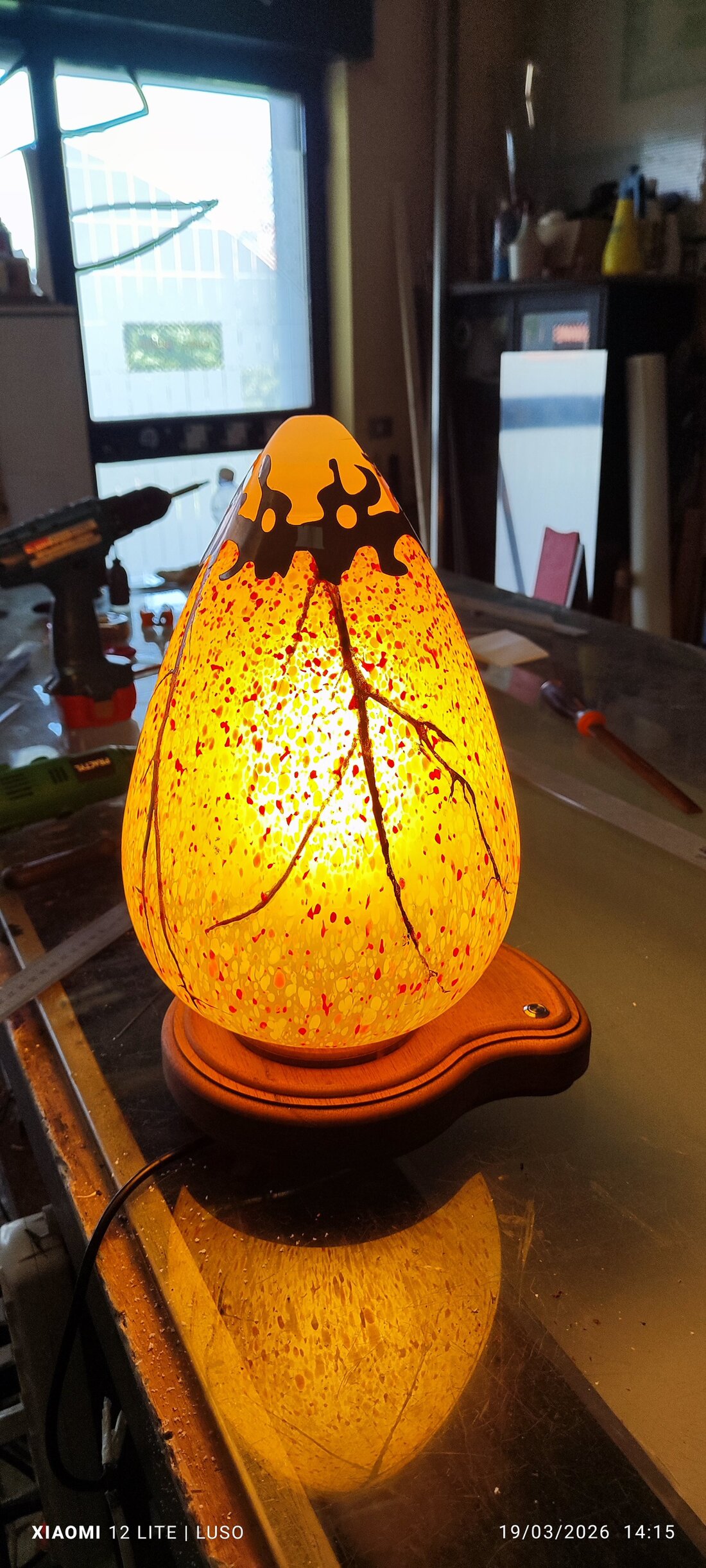 Lampada artigianale accesa su un mobile in soggiorno