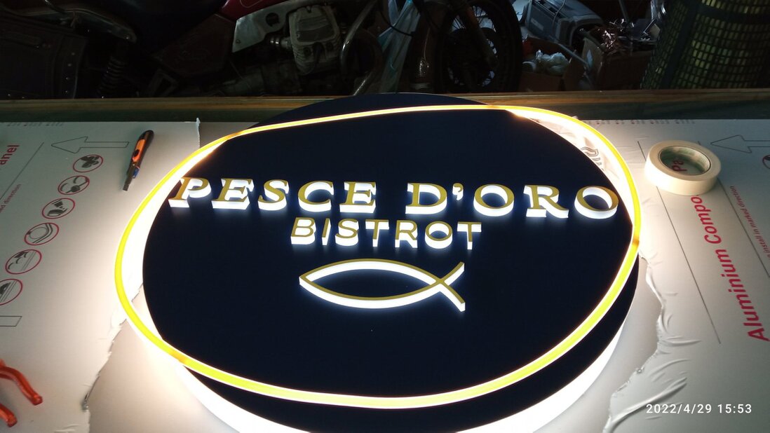 Insegna luminosa artigianale per un piccolo bistrot