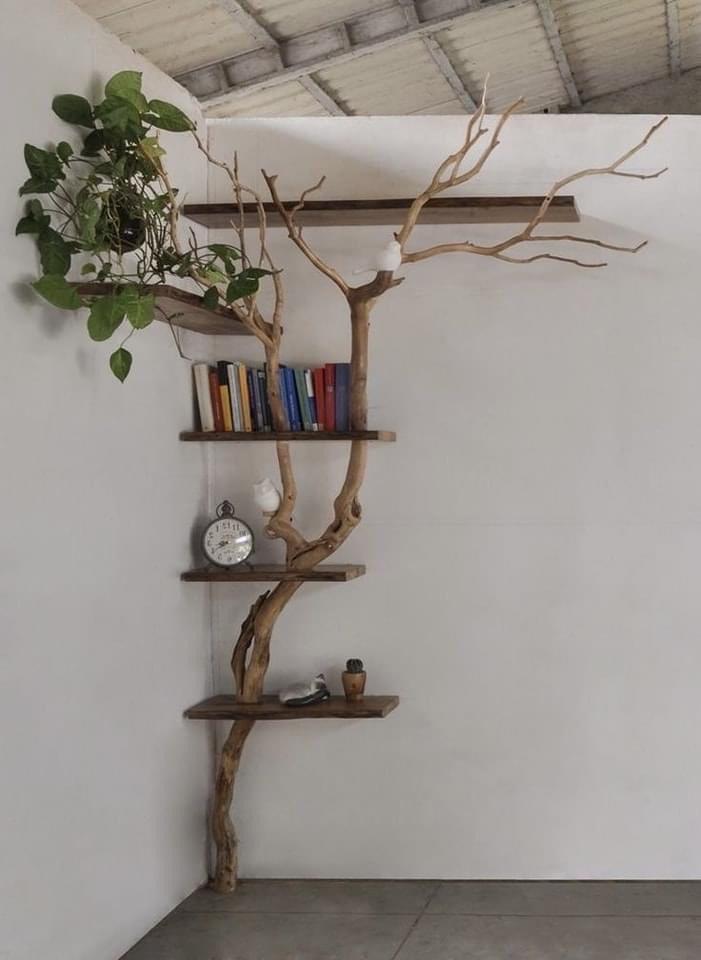 Angolo lettura con piccola libreria e lampada artigianale