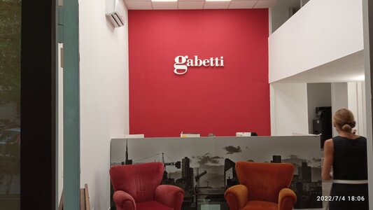 Logo materico applicato su parete di studio professionale