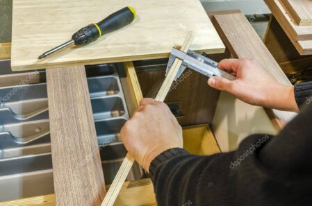 Vassoio portaoggetti artigianale con chiavi, occhiali e piccoli oggetti ordinati