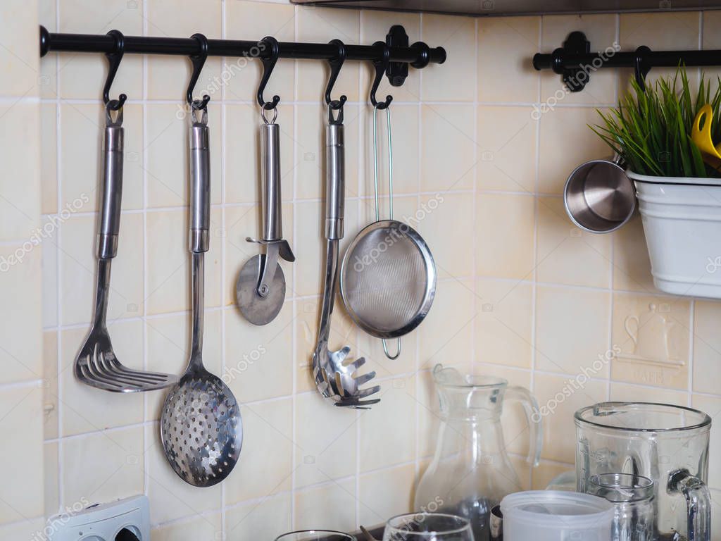 Pannello portaoggetti da parete in legno con elementi ad incastro