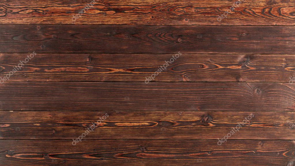 Insegna luminosa artigianale in legno per un piccolo negozio di quartiere