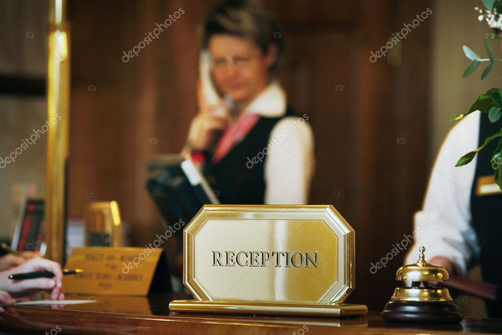 Lampade-insegna artigianali appoggiate su un banco reception