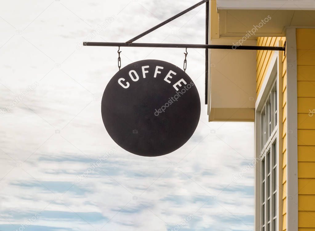 Logo materico in legno retroilluminato all’ingresso di uno studio creativo