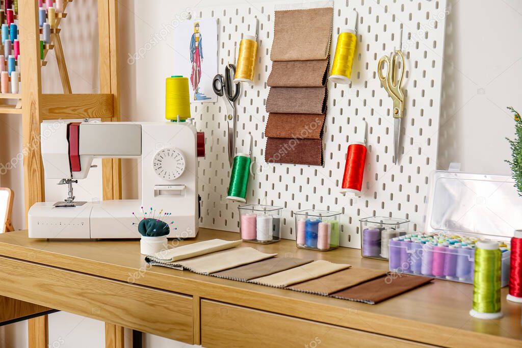 Pannello portaoggetti artigianale appeso all’ingresso di casa