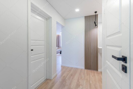 Corridoio di casa stretto con lampada da parete e specchio artigianale