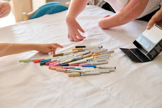 Lampada da tavolo accesa che illumina un tavolo da pranzo