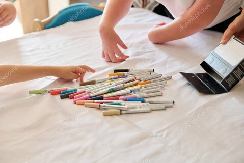 Lampada da tavolo accesa che illumina un tavolo da pranzo