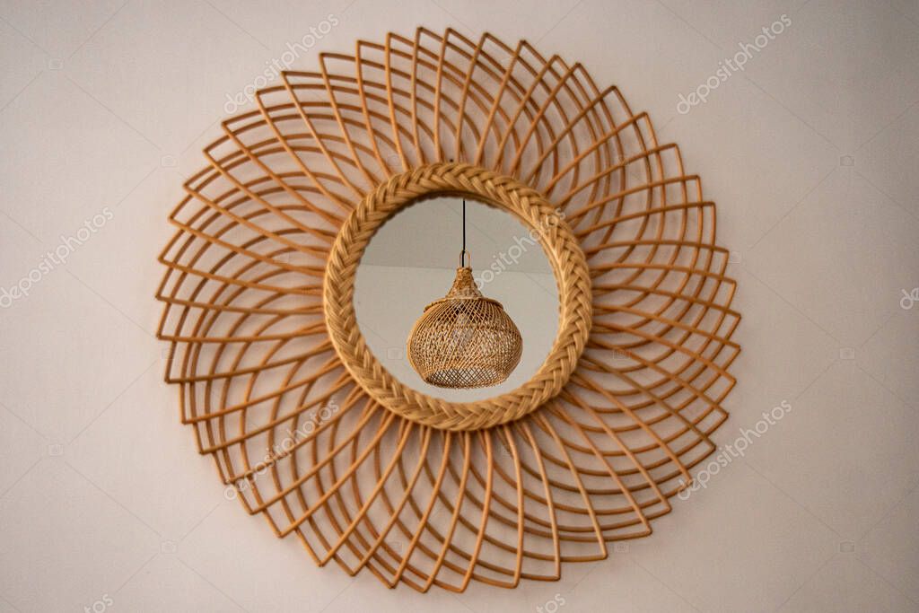 Specchio artigianale con cornice in legno sospesa su una parete di ingresso