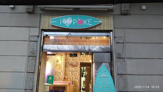 Dettaglio di insegna luminosa artigianale sopra un ingresso